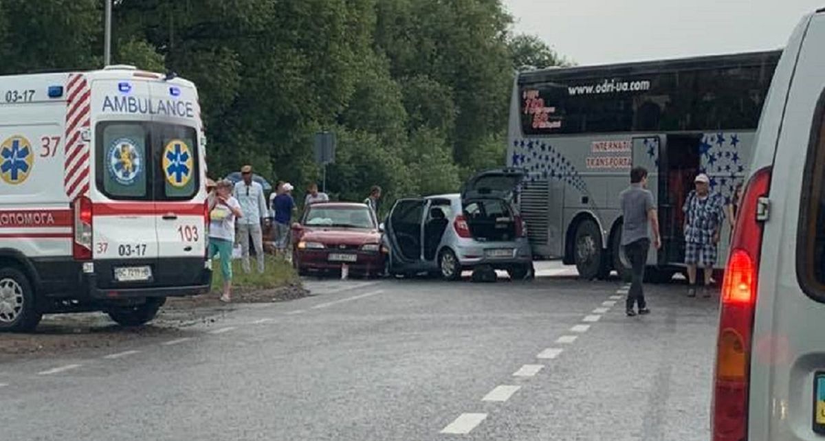 У Пустомитівському районі рейсовий автобус зіткнувся з двома автомобілями 