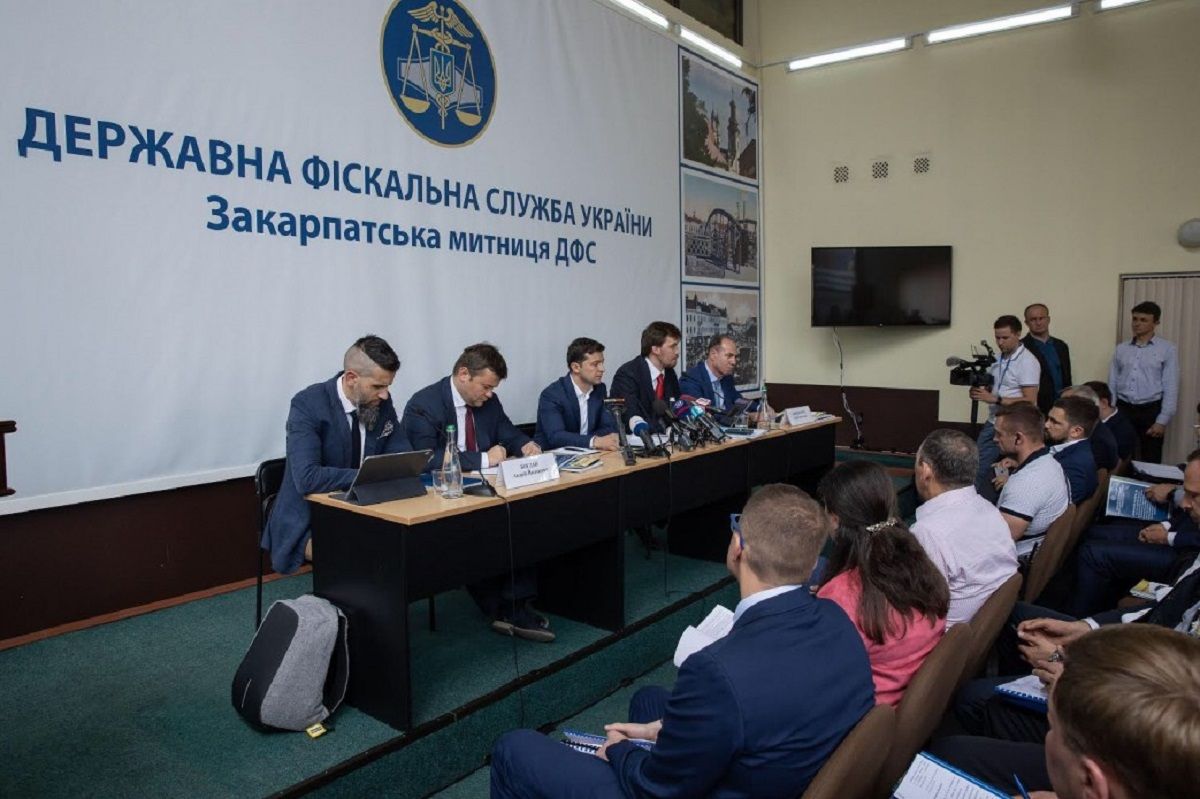 Президент закликав звільнитись керівників усіх митниць Західної України