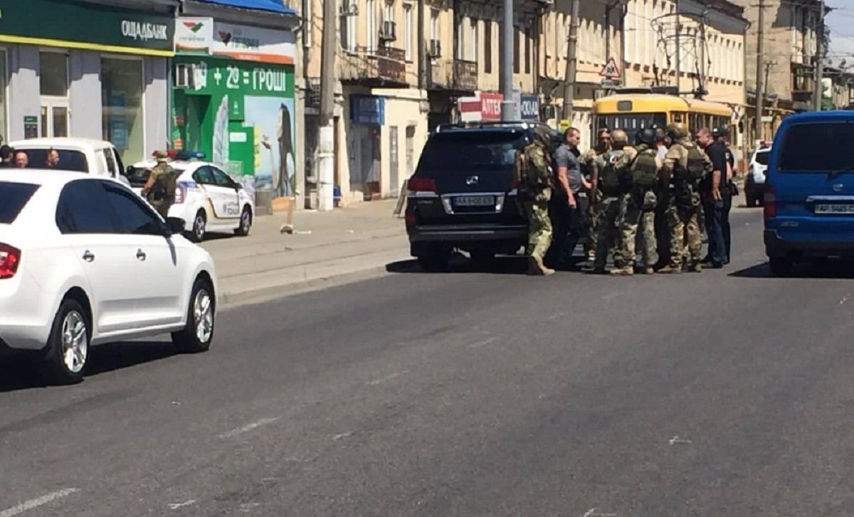 В Одесі невідомий захопив у заручники працівницю ломбарду 