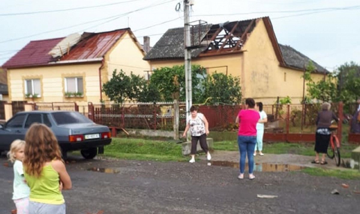 Буревій на Закарпатті позривав дахи та травмував людей