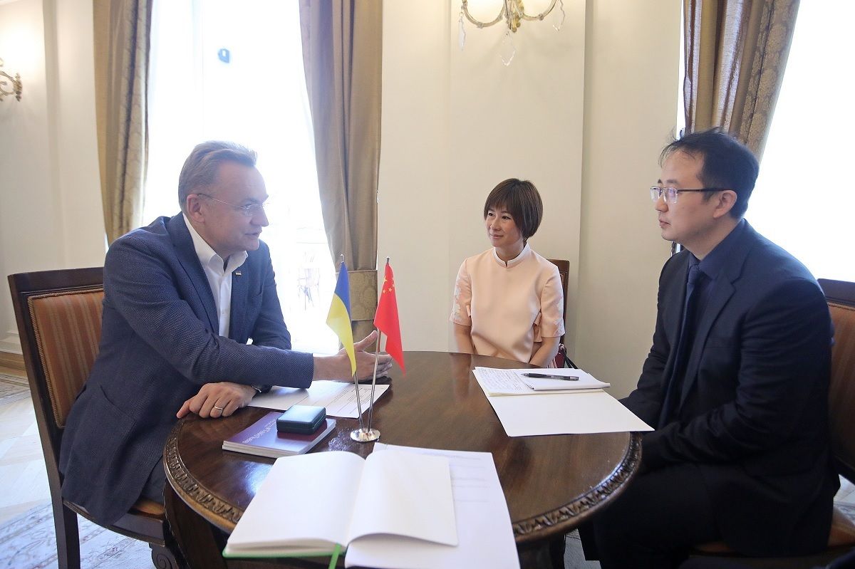 Мер Львова обговорив можливість будівництва об'їзної дороги з китайським дипломатом