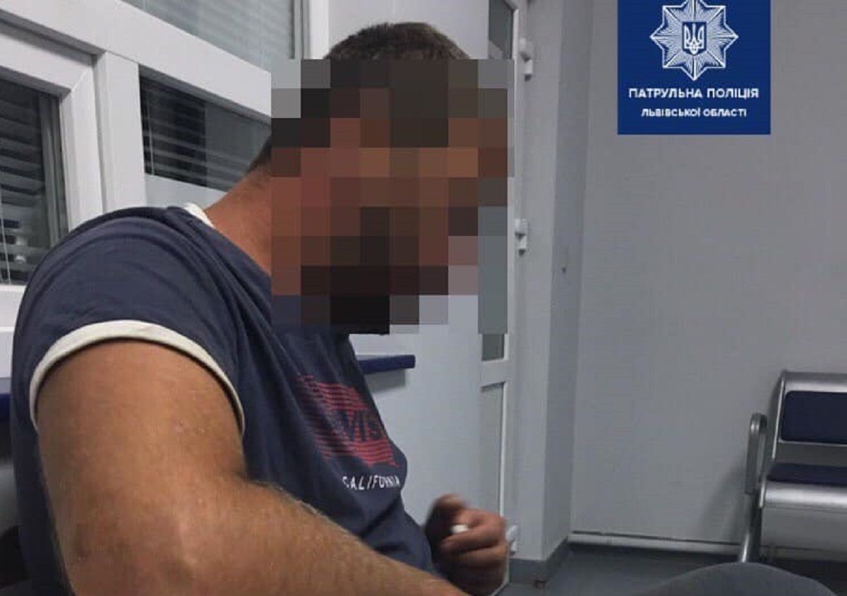 Львівські патрульні двічі за одну ніч зупиняли п’яного водія мікроавтобуса
