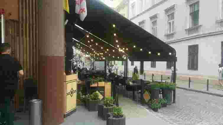 Ресторан у центрі Львова втретє перекрив вулицю літнім майданчиком