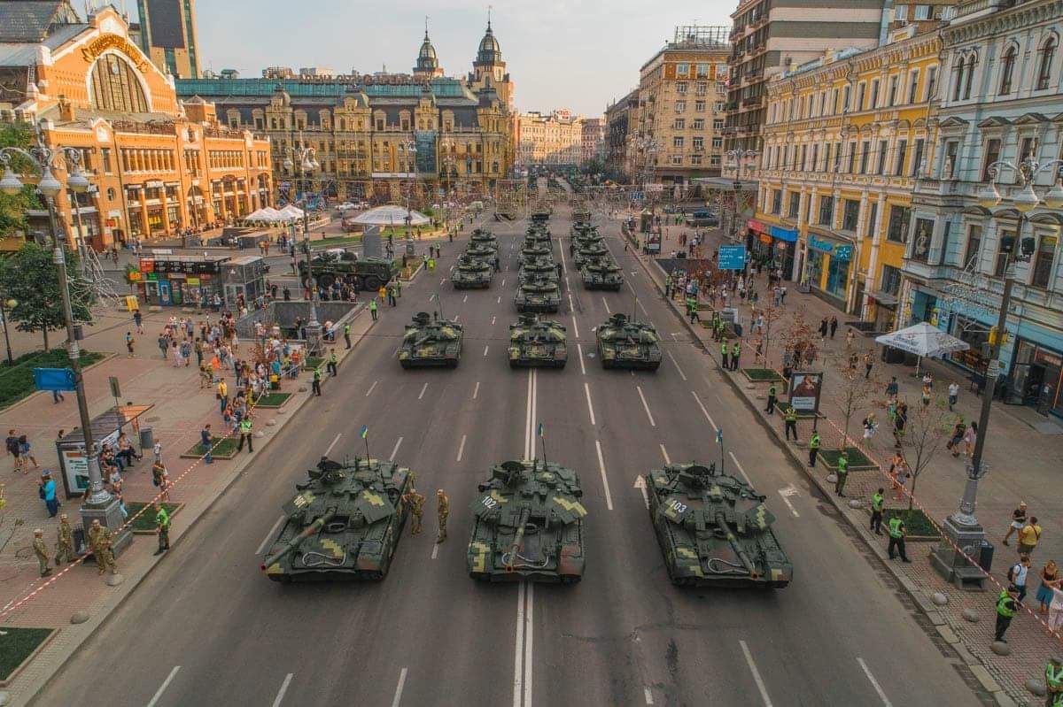 Гройсман і Парубій не підтримали скасування Зеленським параду на День Незалежності