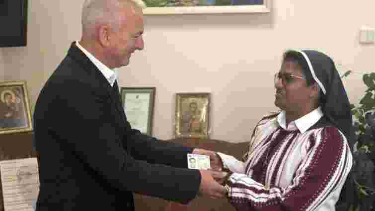 Зеленський надав українське громадянство черниці з Індії, яка допомагала військовим АТО