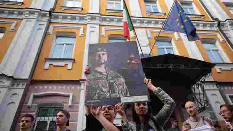 У Києві протестувальники пікетували посольство Італії з порожніми коробками з-під піци