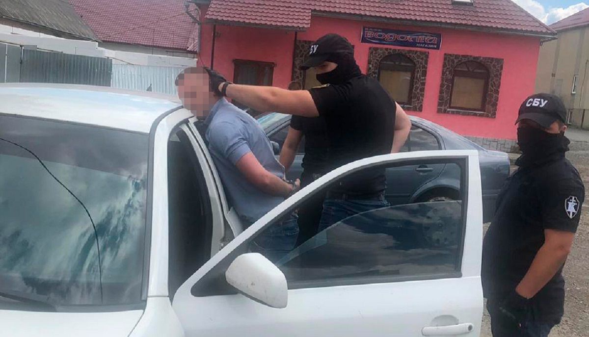 На Закарпатті керівника філії центру пробації затримали на хабарі у 400 доларів