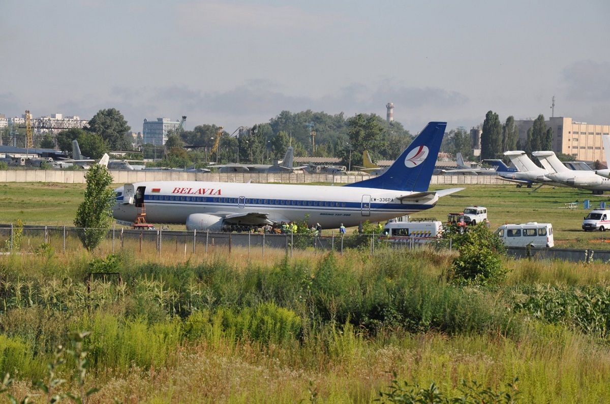 У Жулянах закрили аеропорт через поламку літака Belavia