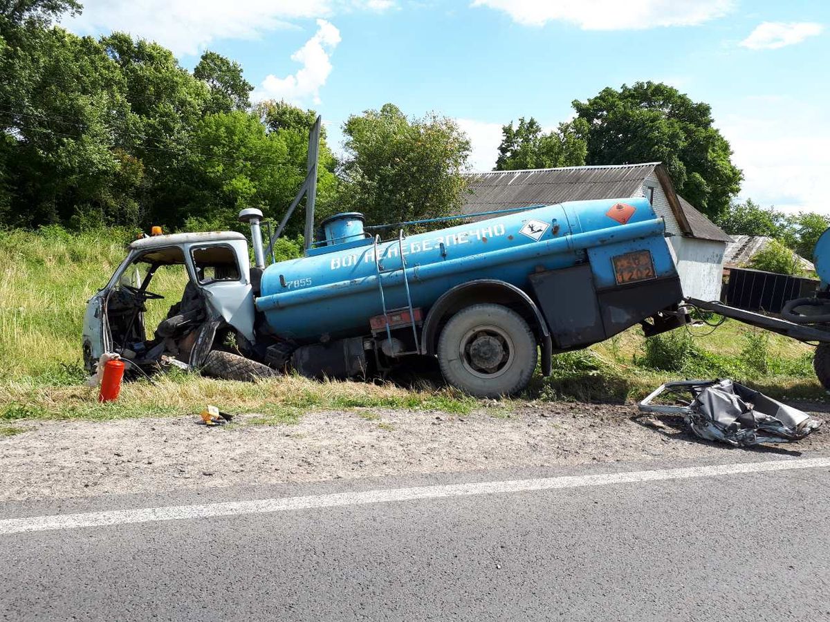 На трасі Львів-Луцьк з вантажівки випала металева конструкція і влучила у бензовоз 