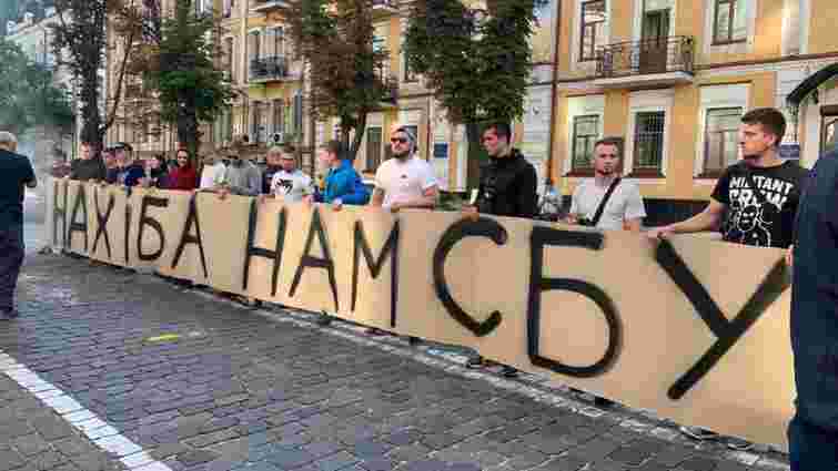 У Києві під будівлею СБУ активісти вимагали не транслювати фільм Олівера Стоуна про Україну