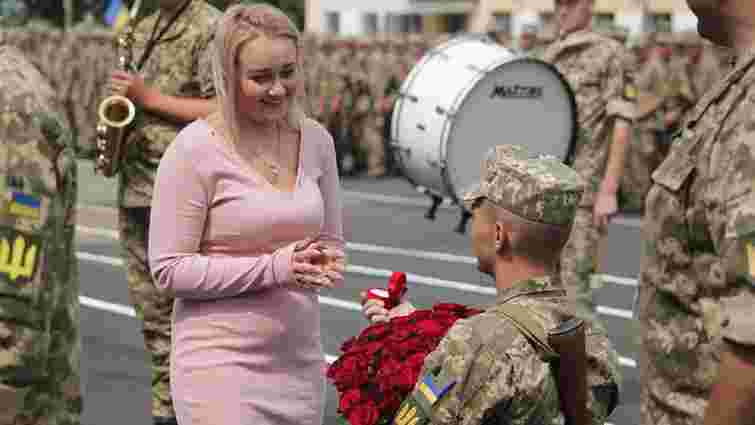 На Львівщині під час складання присяги шестеро військових освідчилися своїм коханим 