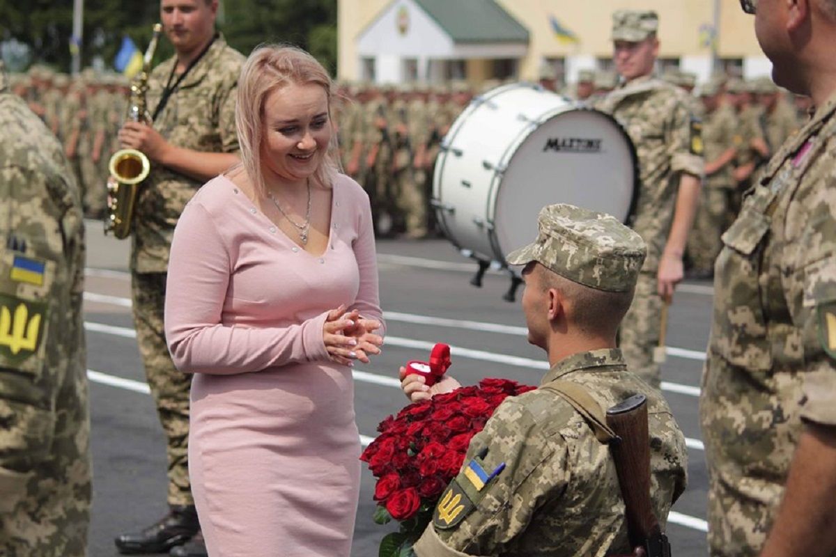 На Львівщині під час складання присяги шестеро військових освідчилися своїм коханим 