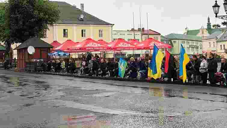 У Жовківському районі мешканці на колінах зустрічали кортеж з тілом загиблого військового 