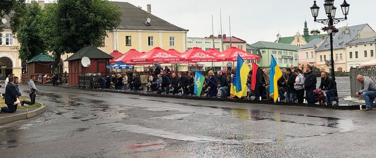 У Жовківському районі мешканці на колінах зустрічали кортеж з тілом загиблого військового 