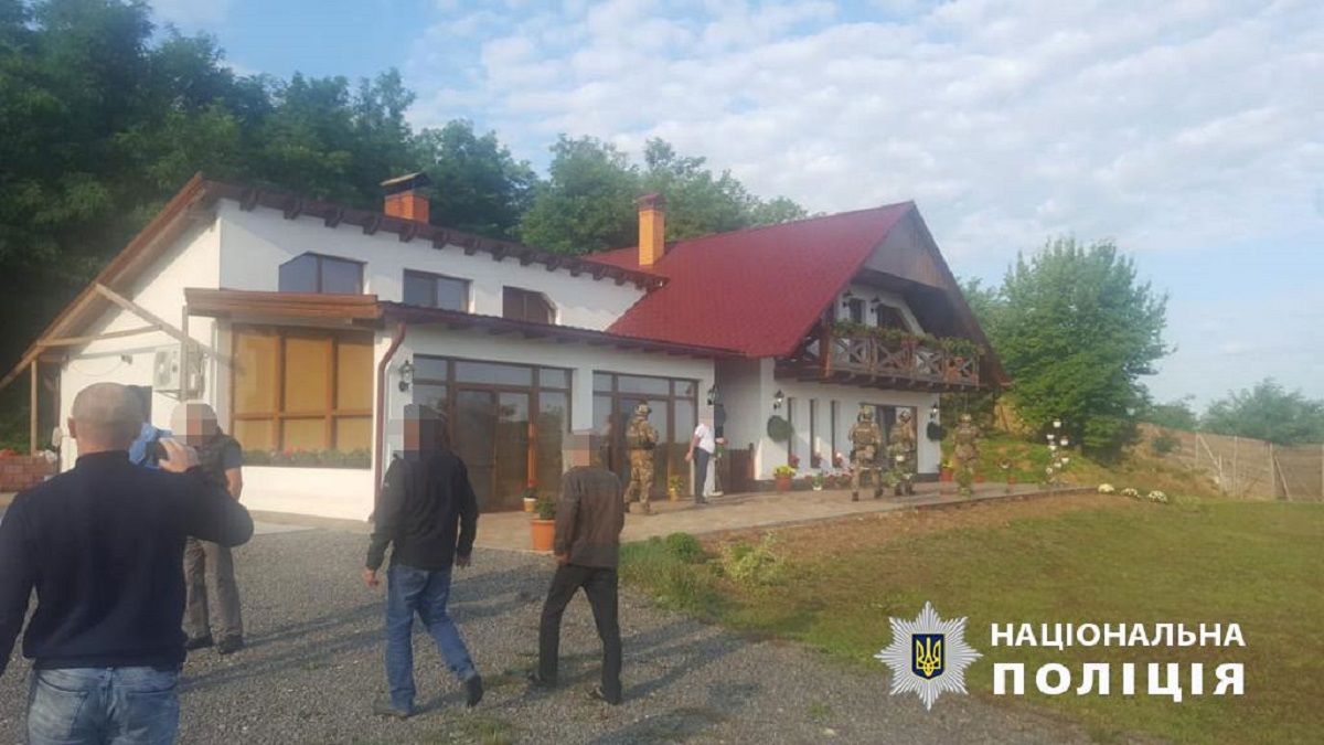 На Закарпатті поліція проводить масові обшуки через підкуп виборців