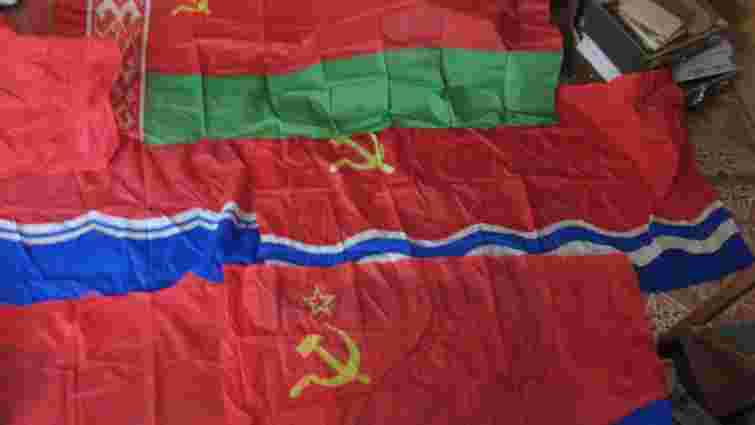 В Україні порушили справу проти жінки, яка продавала прапори республік СРСР в інтернеті