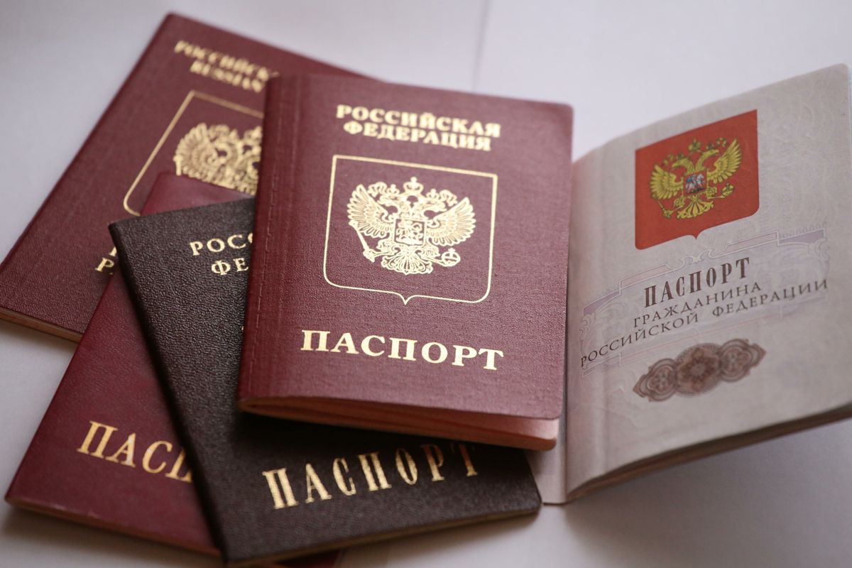 Путін дозволив усім жителям Луганщини та Донеччини брати російські паспорти