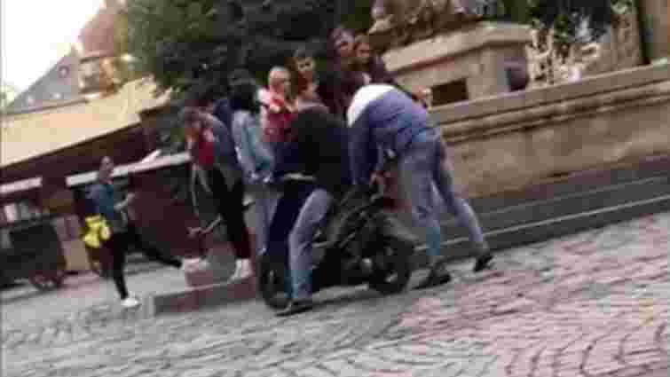 У пішохідній зоні в центрі Львова затримали п'яного водія мопеда