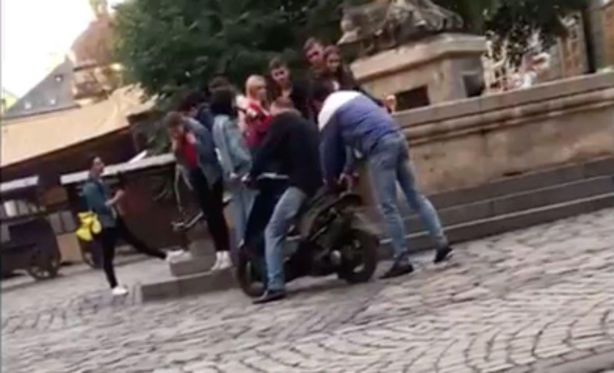 У пішохідній зоні в центрі Львова затримали п'яного водія мопеда