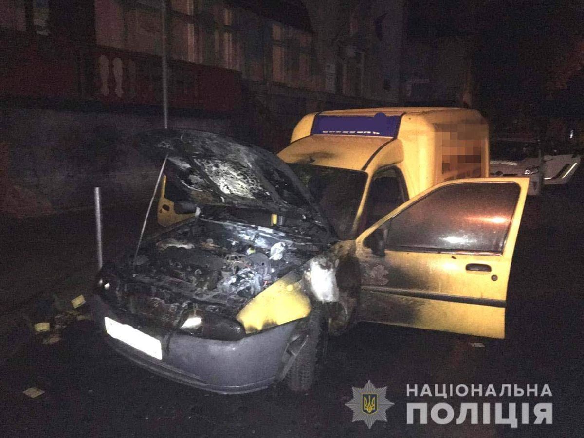 В центрі Рівного спалили автомобіль з агітацією за кандидата від «Свободи»
