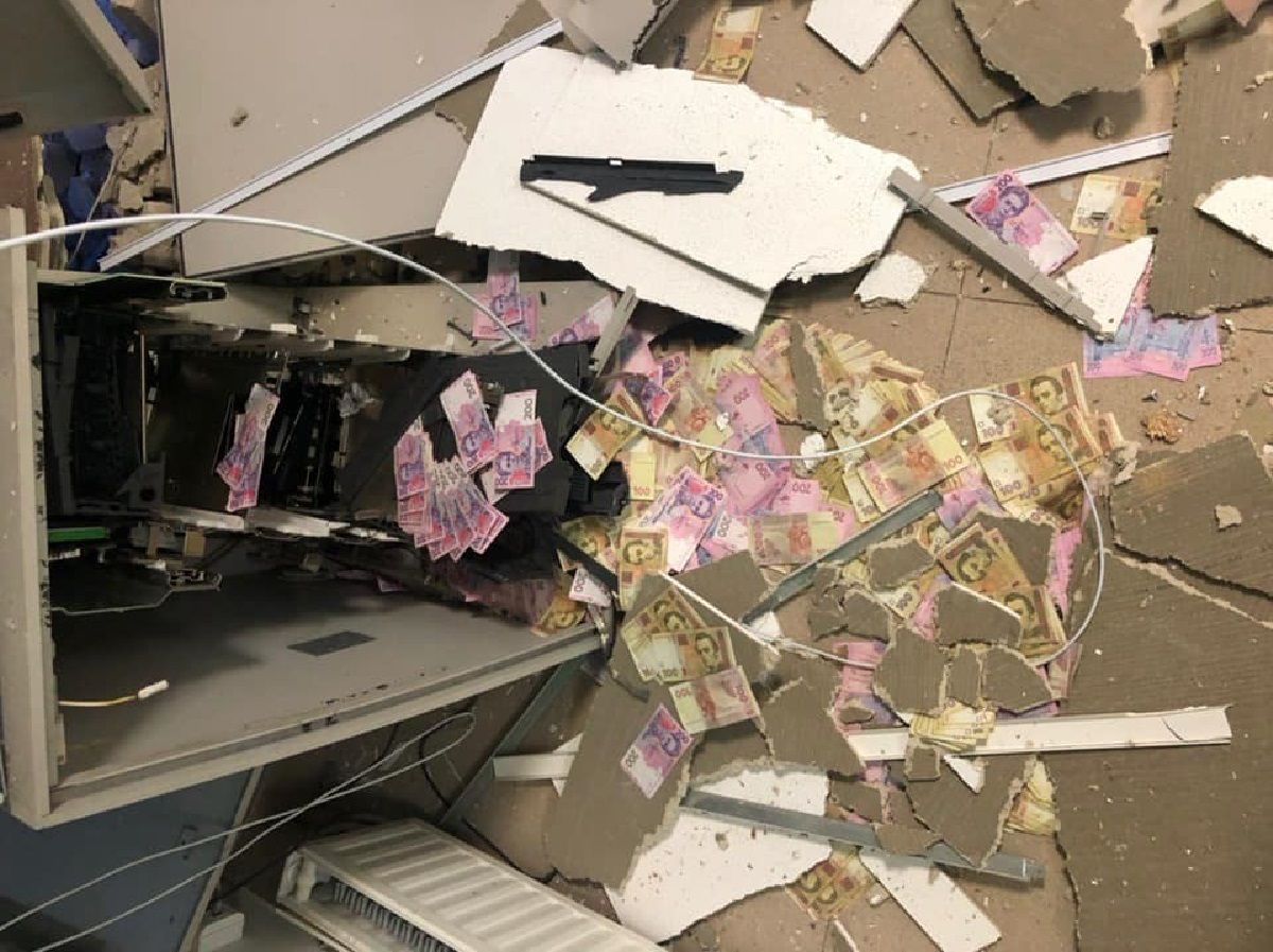На Дніпропетровщині банда відпущеного під заставу рецидивіста підірвала банкомат