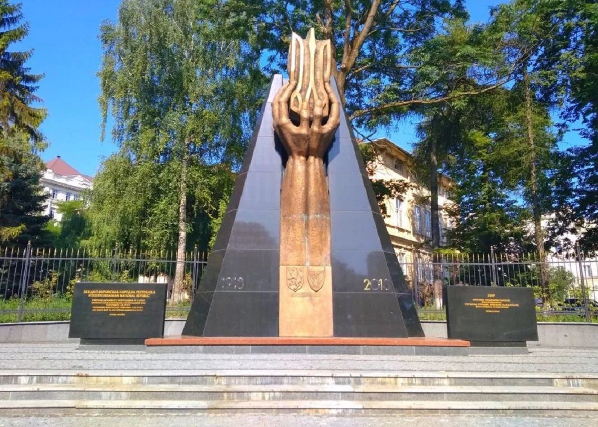 Львівська мерія погодилась забрати  в ЛОДА суперечливий  пам’ятник ЗУНР