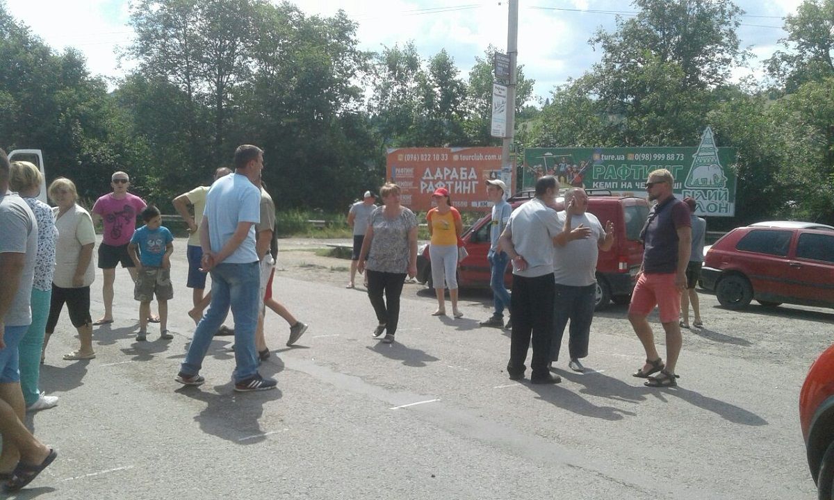 На Верховинщині місцеві жителі третій день блокують дорогу і вимагають її ремонту
