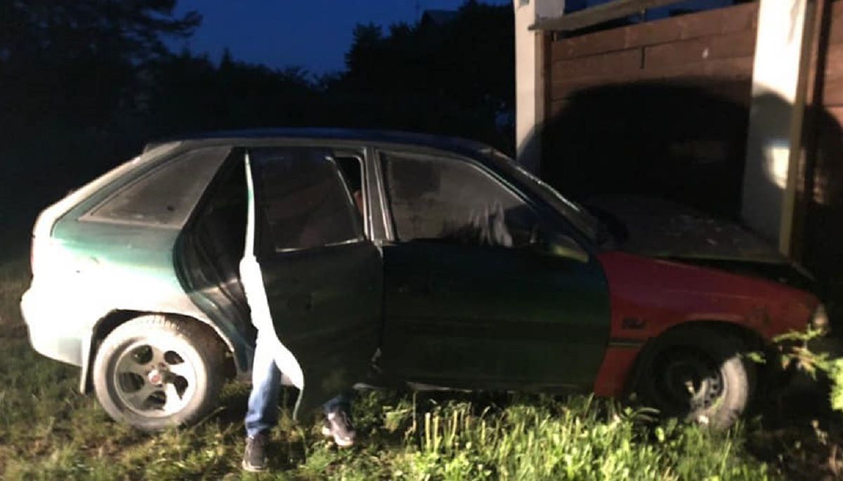 На Яворівщині п'яний водій втікав від патрульних та в’їхав у паркан