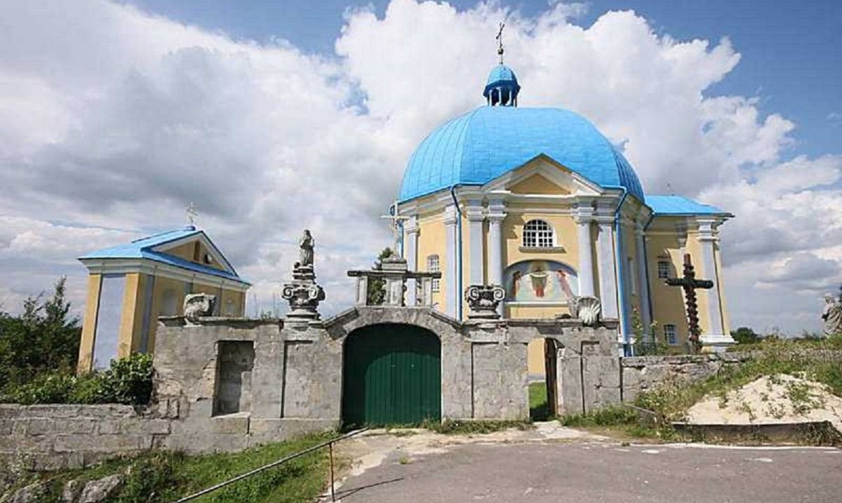 У Підкамені вандали обмалювали фарбою каплицю XVII століття