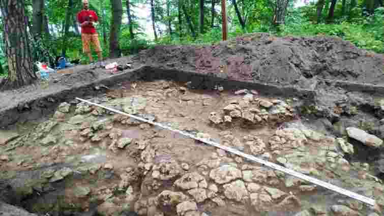 Археологи знайшли біля Львова трипільську амфору, якій понад 5000 років