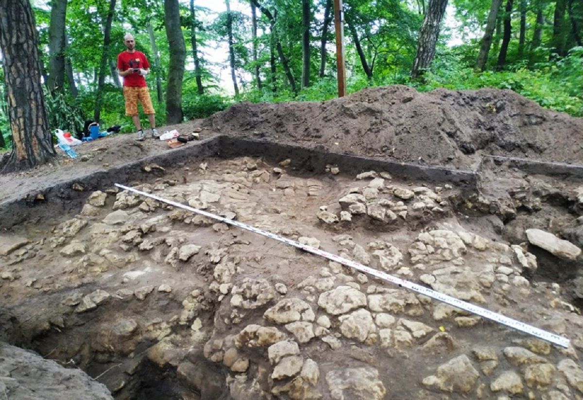 Археологи знайшли біля Львова трипільську амфору, якій понад 5000 років