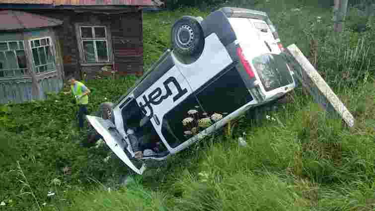У Сколівському районі мікроавтобус в’їхав у зупинку з людьми, загинула 42-річна жінка
