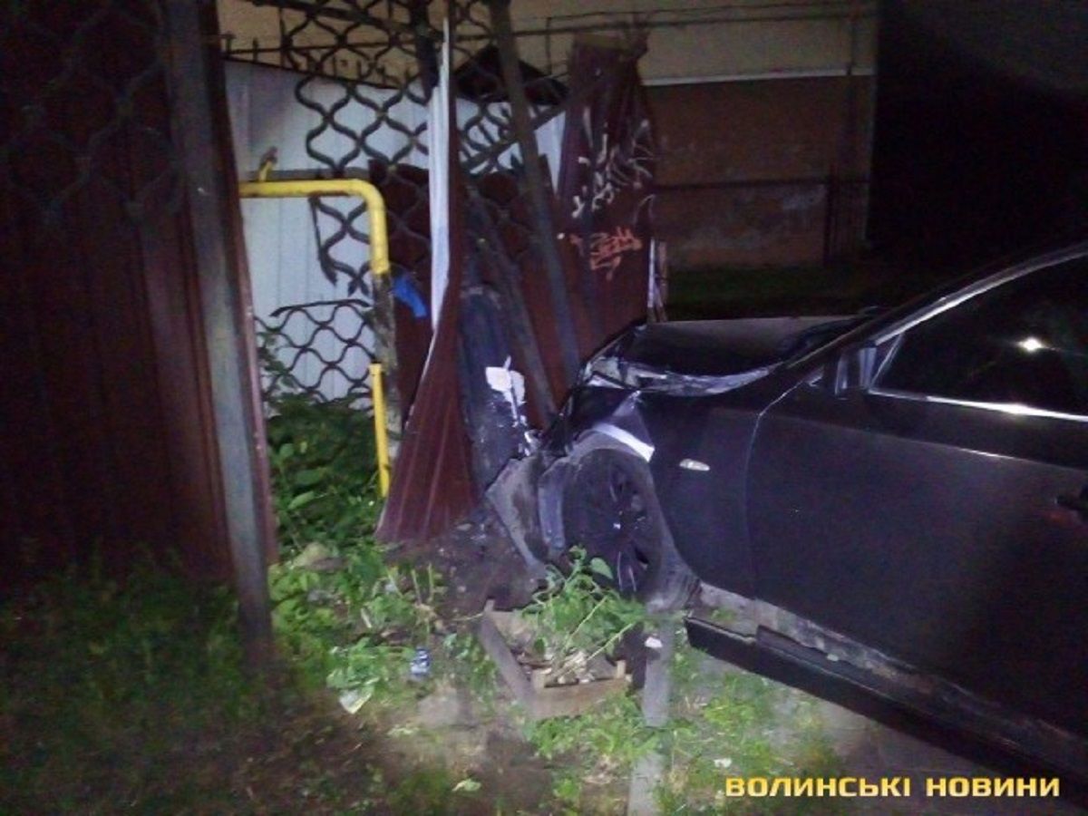 П’яний прокурор з 7 пасажирками протаранив газовий розподільник в Луцьку