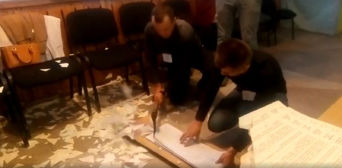 На виборчій дільниці у Закарпатті невикористані бюлетені погасили сокирою