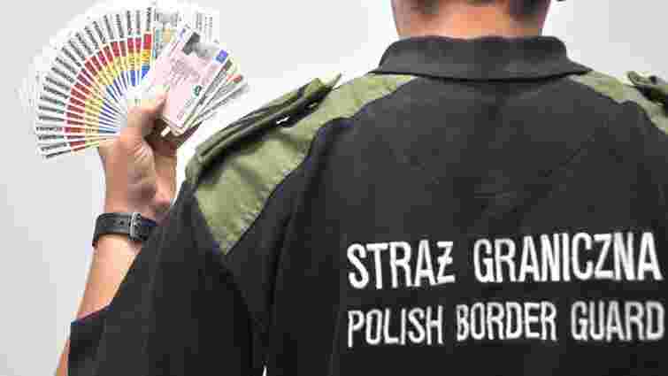 Польські прикордонники затримали українця із 25 фальшивими паспортами