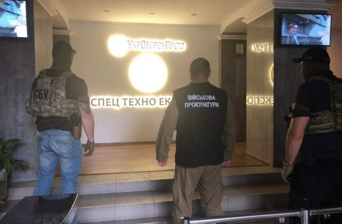 Силовики обшукали Кабмін та інші відомства через розкрадання в оборонній сфері