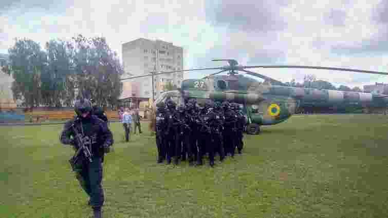На засідання окружної комісії в Коростені прилетів вертоліт спецпризначенців