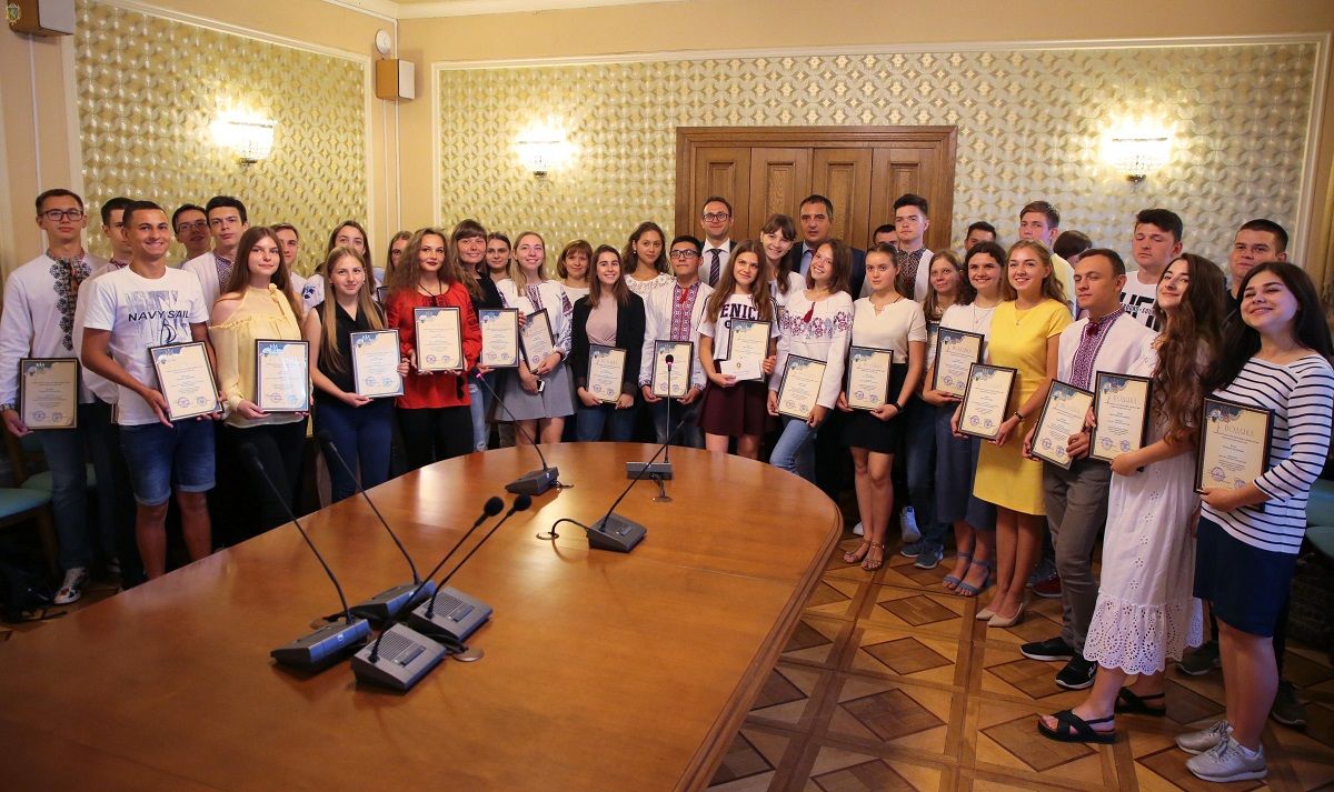 Випускників з Львівщини, які отримали максимальний бал на ЗНО, відзначили преміями