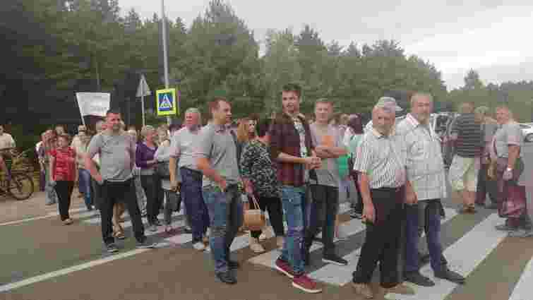 На Львівщині близько 200 людей перекрили трасу до кордону з Польщею