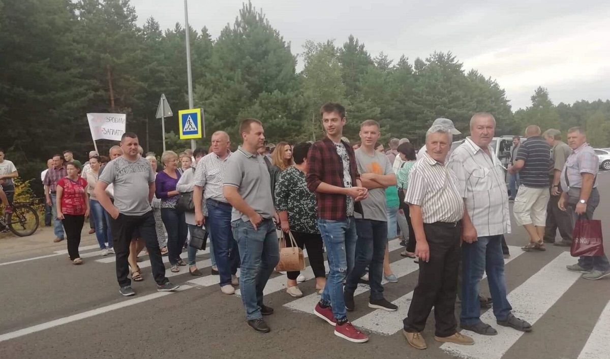 На Львівщині близько 200 людей перекрили трасу до кордону з Польщею