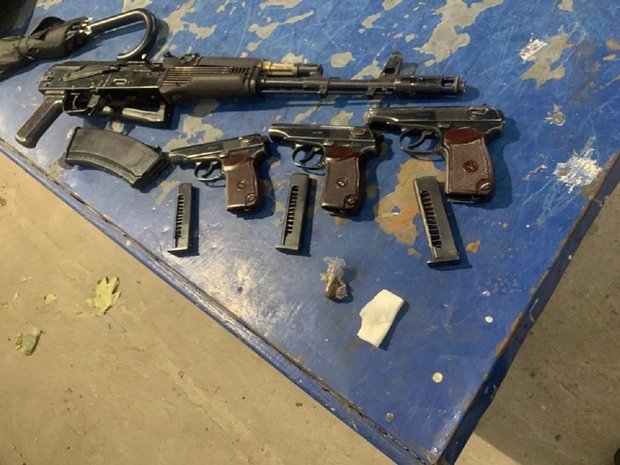 Француз хотів провезти через «Краковець» арсенал зброї та наркотики 