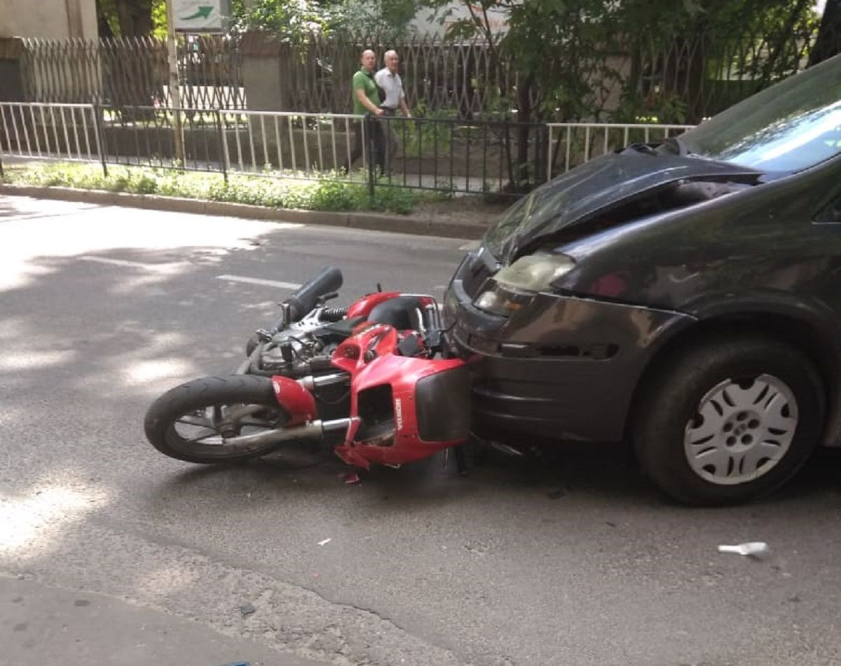 На вулиці Горбачевського у Львові зіткнулися мотоцикл і автівка