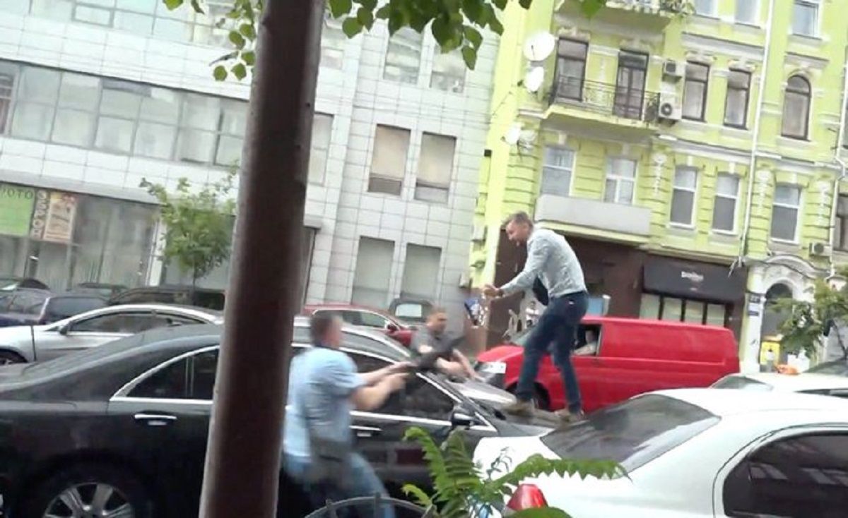 Поліція порушила справу через спробу нападу на Порошенка