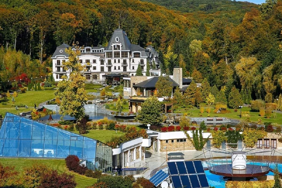 ЗМІ повідомили про намір Періс Хілтон купити курорт на Закарпатті