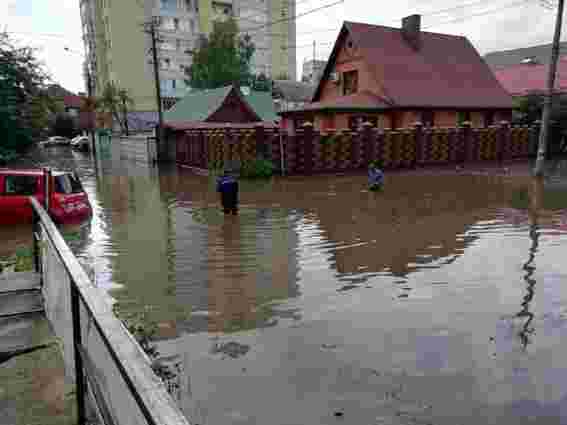 Потужна злива затопила вулиці в Рівному