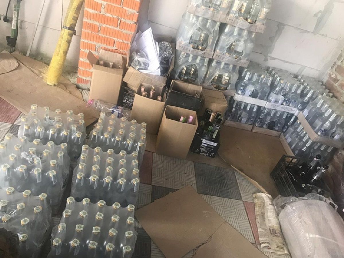 На Львівщині податківці ліквідували підпільний склад алкоголю