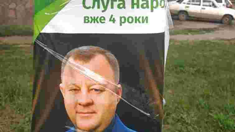 На Буковині кандидата в депутати підозрюють у незаконному використанні символіки «Слуги народу»