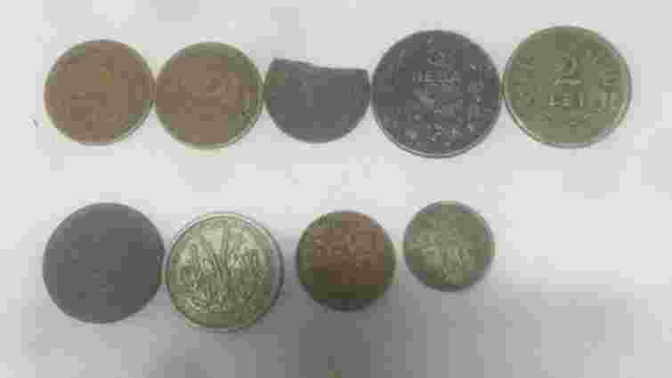 У «Краківці» серед особистих речей українця прикордонники виявили старовинні монети