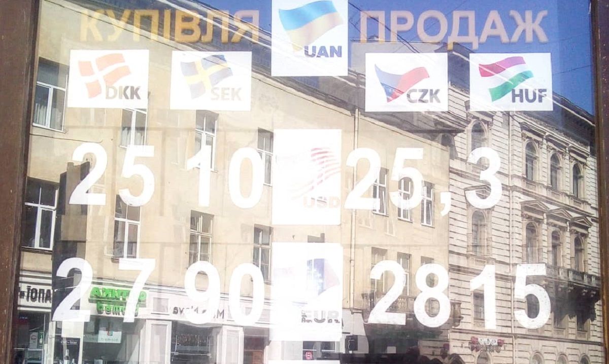 Експерти пояснили, чому обвалився долар і в якій валюті заощаджувати