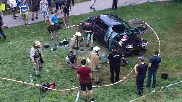 У Львові автомобіль перекинувся з мосту: постраждав водій і 10-річна дитина
